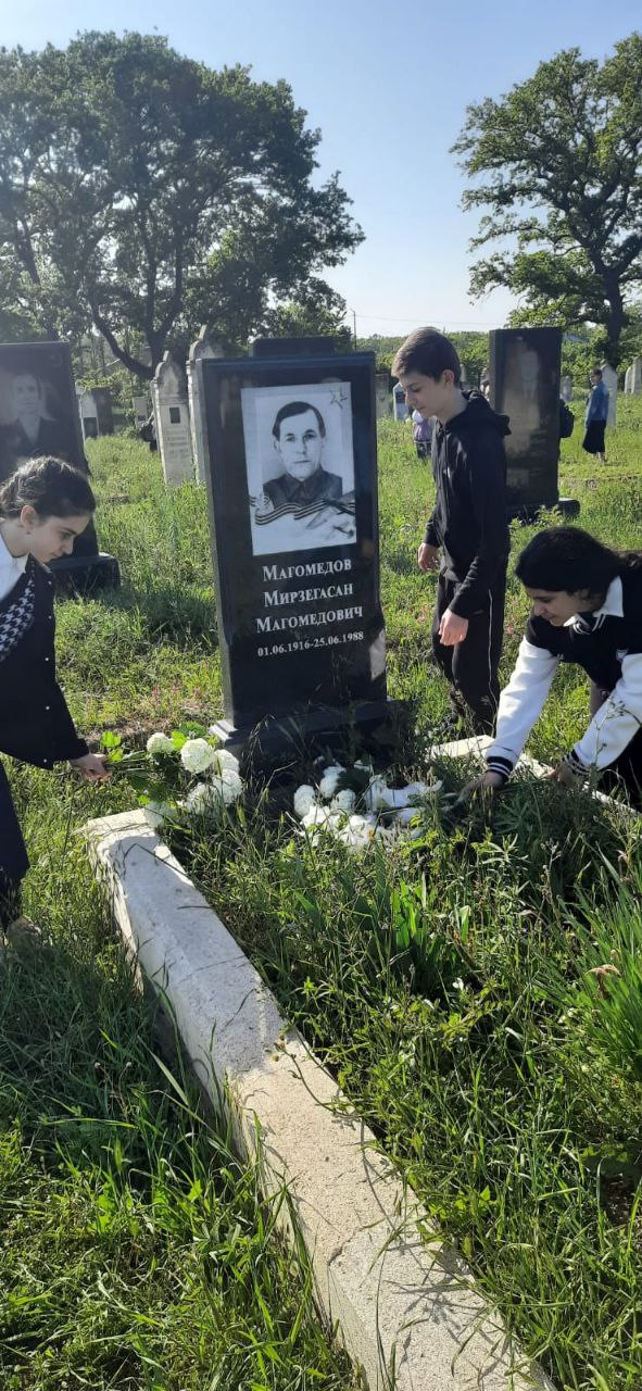 Возложение цветов к могилам ветеранов Великой Отечественной войны..